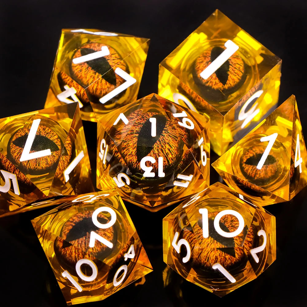 Set di dadi Dragon Eye Otaku Family con bordi affilati e nucleo liquido, perfetti per giochi di ruolo come D&D e Pathfinder.