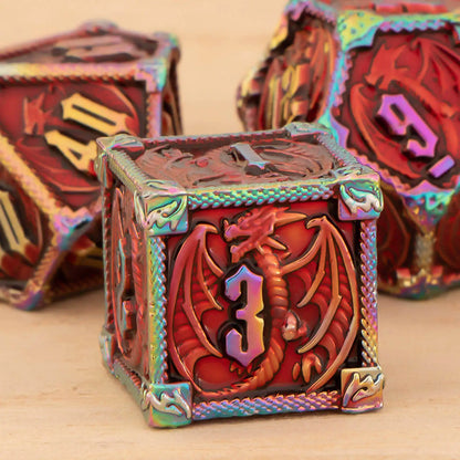 Set di 7 dadi poliedrici in metallo per giochi di ruolo come Dungeons & Dragons, con numeri incisi e finitura lucida.
