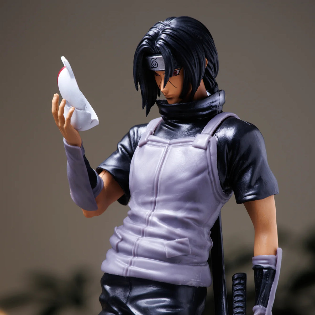 Figura d'azione ITACHI UCHIHA da collezione, dettagliata e realistica, perfetta per fan di Naruto e collezionisti.