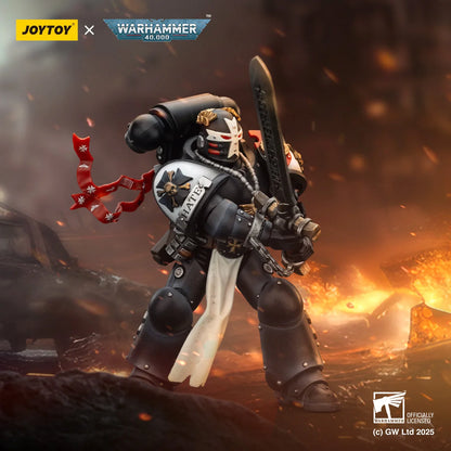 Miniatura di un action figure Black Templars Emperor's Champion "Bayard's Revenge" di Warhammer 40K, dettagliata e colorata.