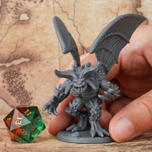 Miniatura di demone alato RPG, figura demoniaca per giochi di ruolo da tavolo, ideale come gadget per appassionati di strategia.