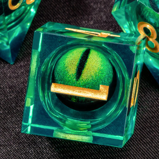 Dadi D&D Liquid Core in resina Sharp Edge, set gadget per gioco di ruolo Dungeons & Dragons, con dettagli colorati e design elegante