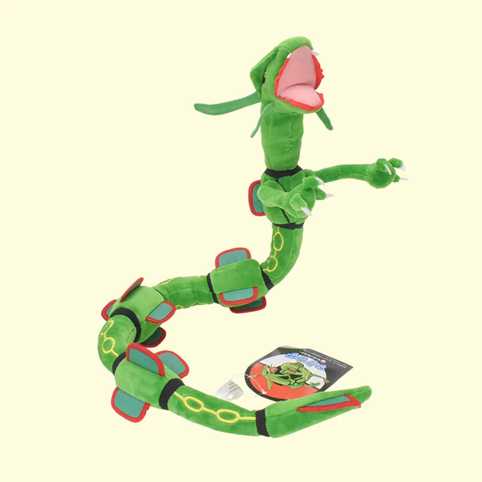 Peluche Rayquaza Pokémon Otaku Family Store Online, morbida e dettagliata, perfetta per collezionisti e fan di Pokémon.